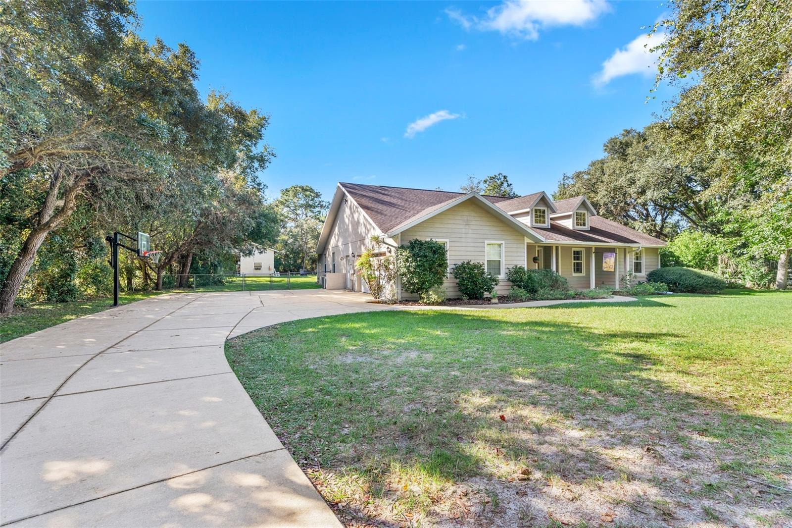 Listing photo id 2 for 5633 Nobis Circle