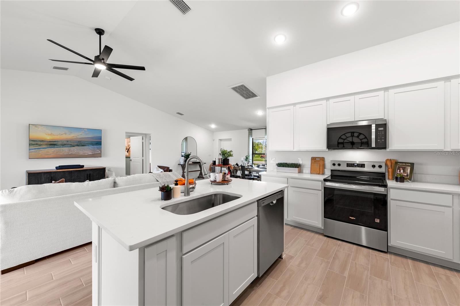 Listing photo id 8 for 2277 Swanson Drive