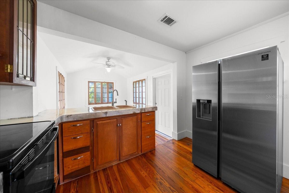 Image 11 of 44 For 722 10th Street