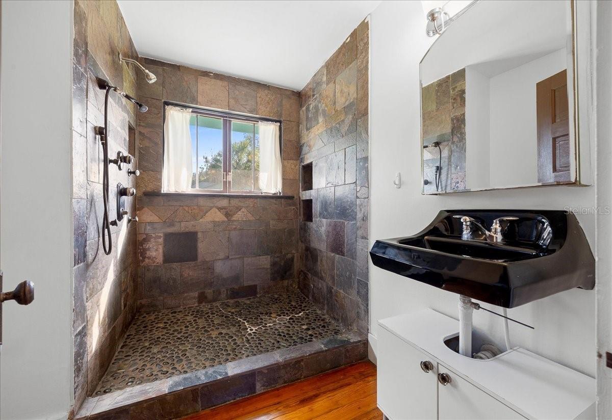 Image 19 of 44 For 722 10th Street