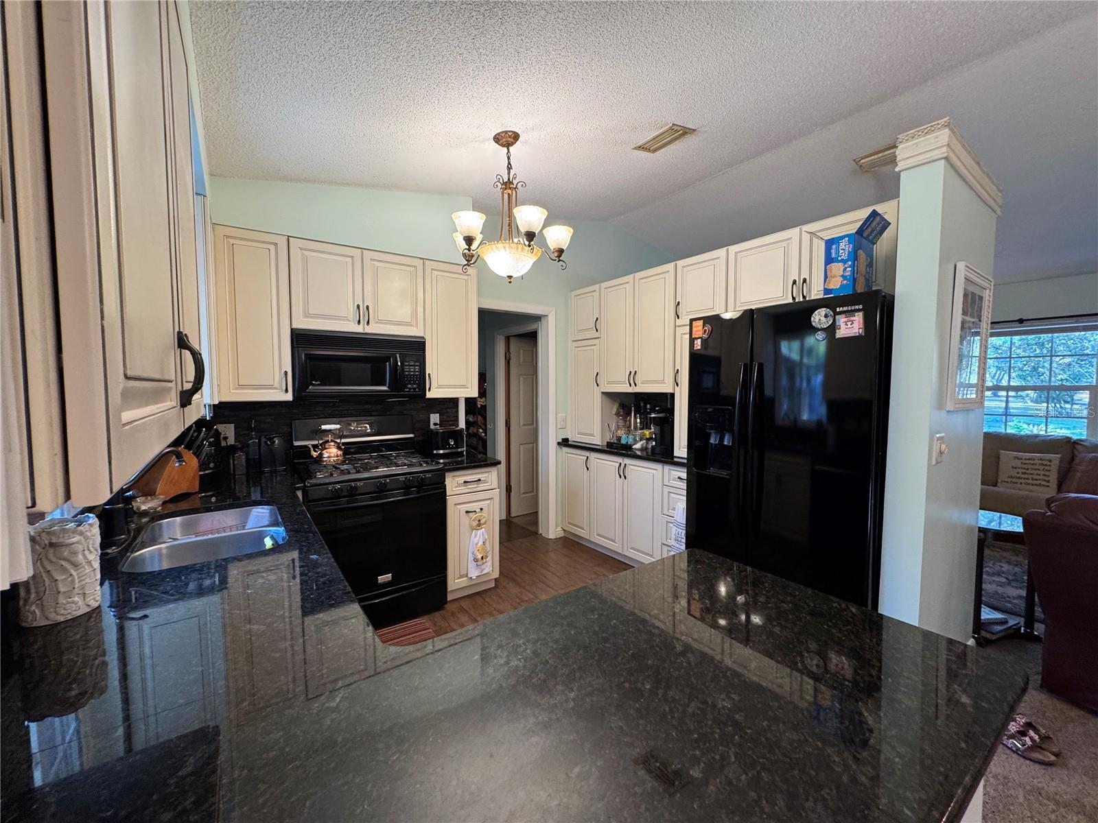 Listing photo id 4 for 4540 Sandy Hill Street