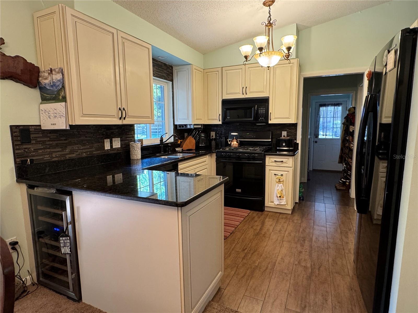 Listing photo id 6 for 4540 Sandy Hill Street