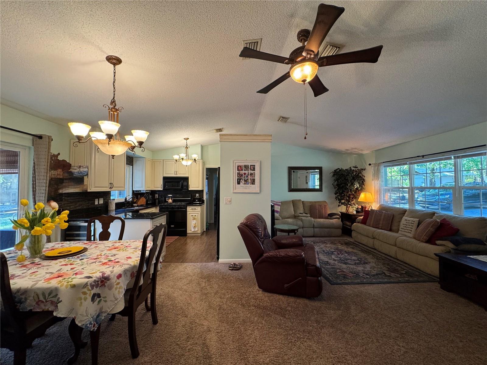 Listing photo id 7 for 4540 Sandy Hill Street