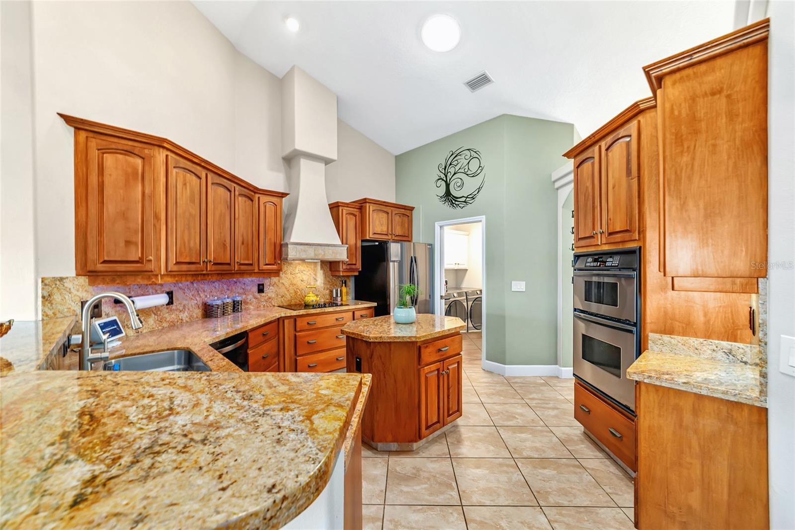 Listing photo id 10 for 27 Hickory Loop