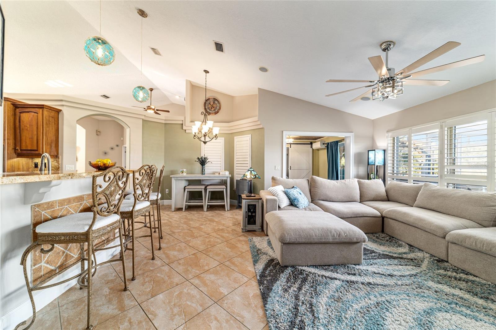 Listing photo id 13 for 27 Hickory Loop