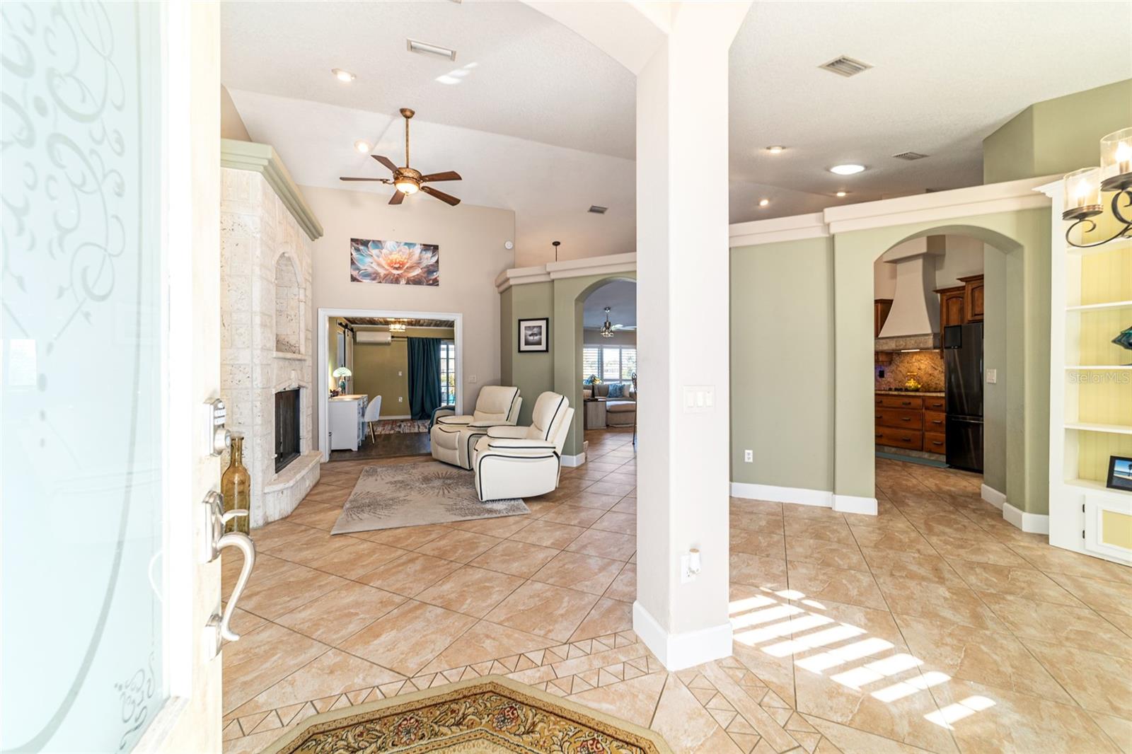 Listing photo id 1 for 27 Hickory Loop