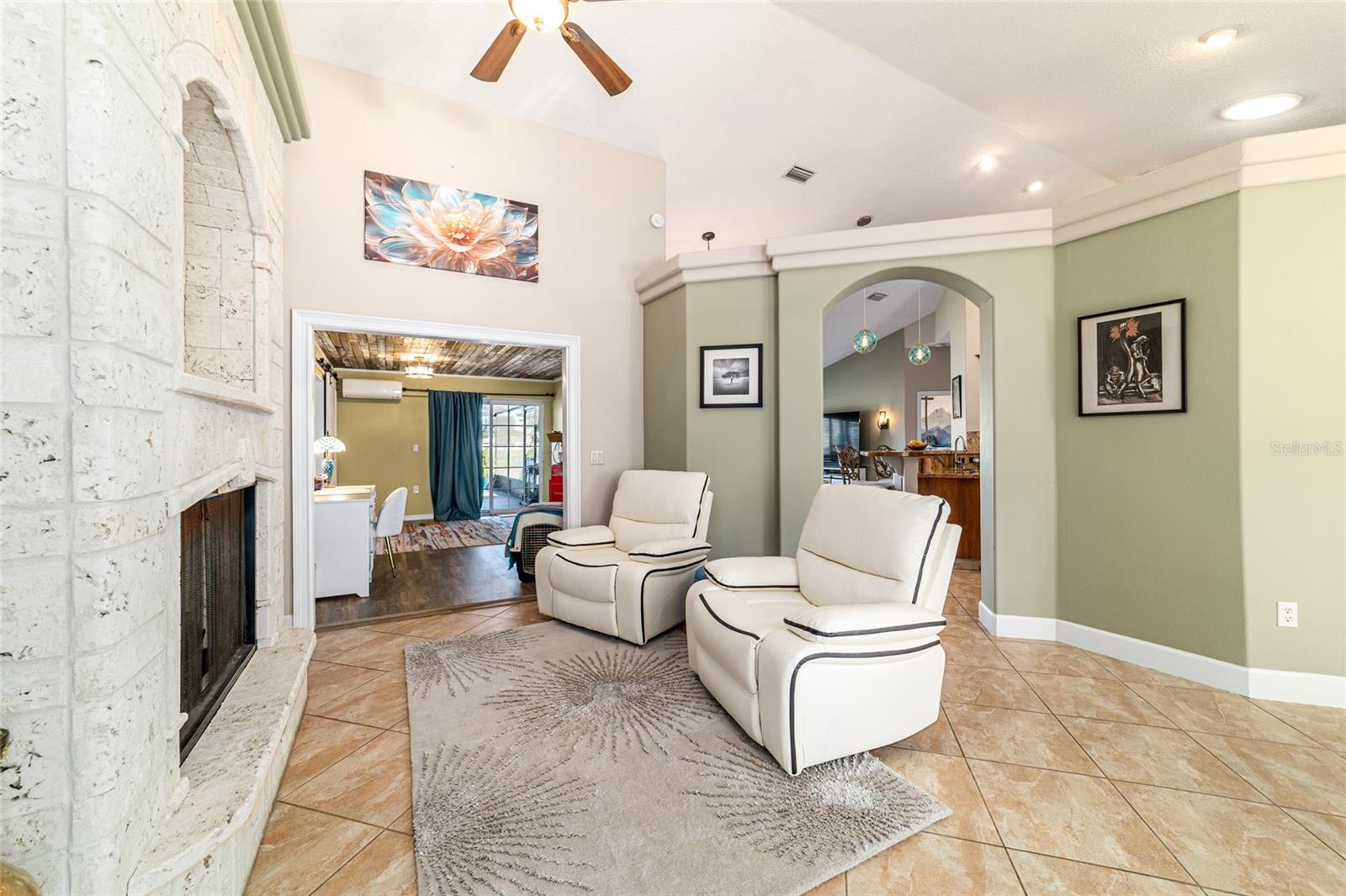 Listing photo id 5 for 27 Hickory Loop