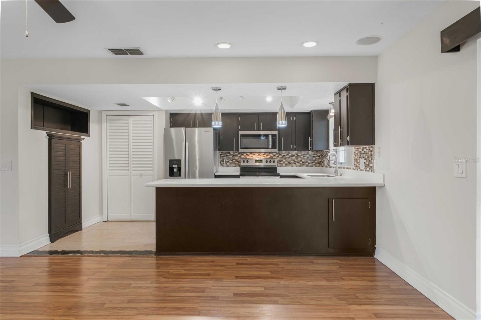 Image 17 of 61 For 981 Foxrun Terrace