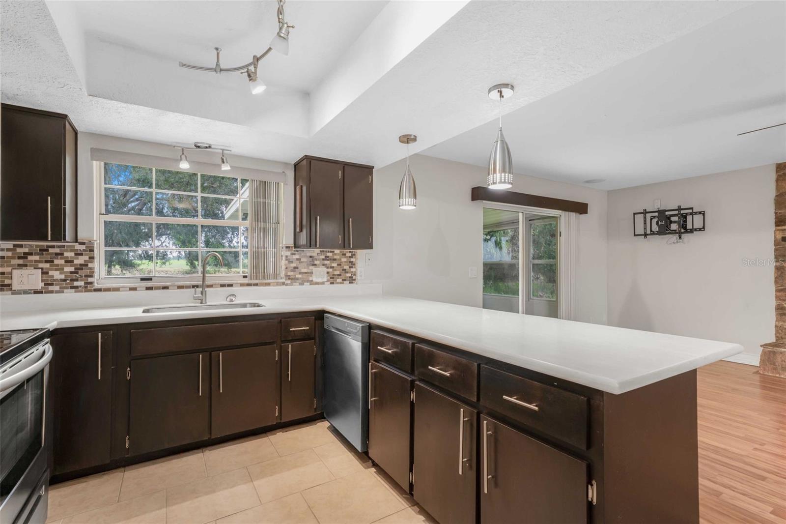 Image 20 of 61 For 981 Foxrun Terrace