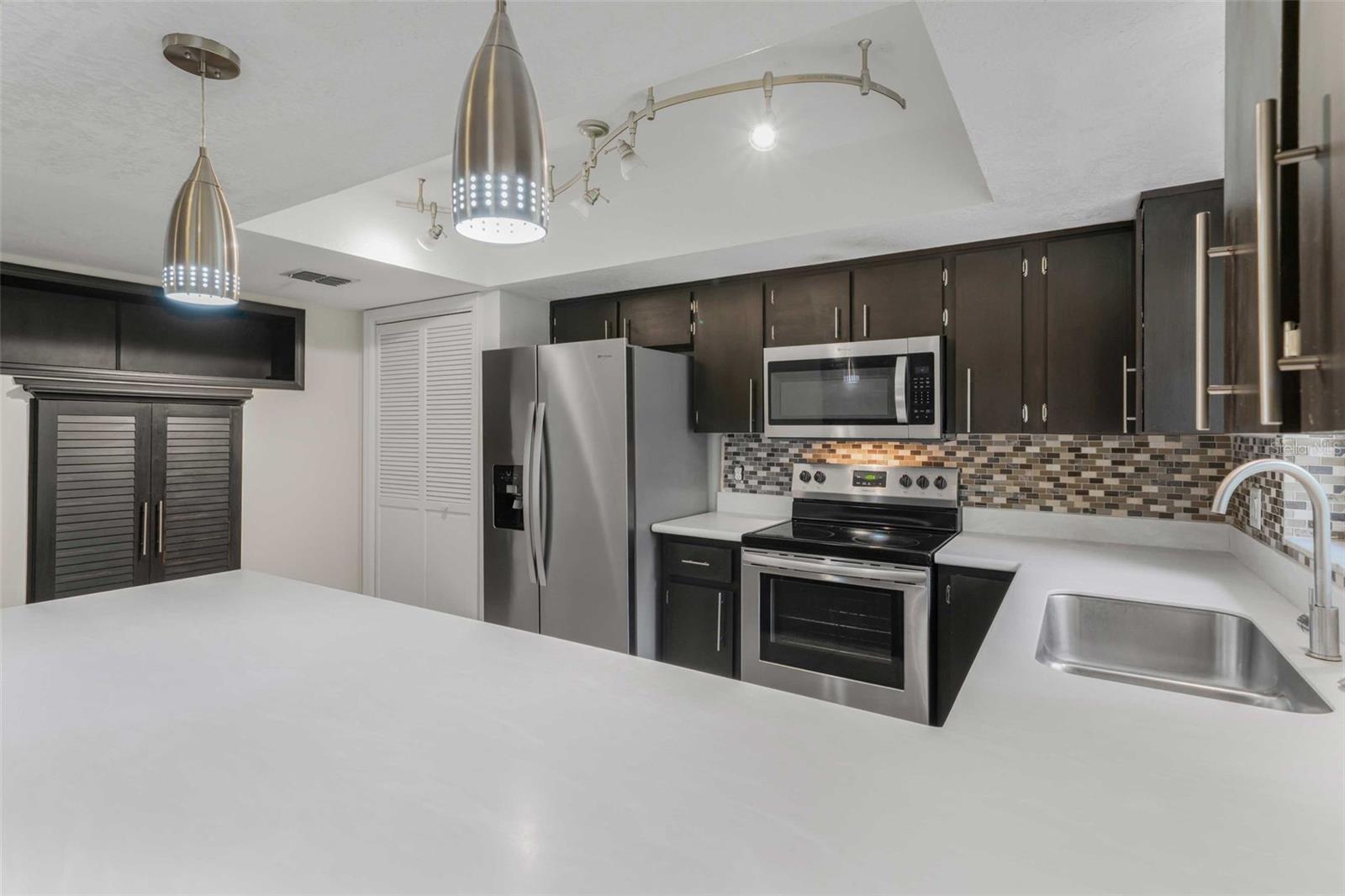 Image 22 of 61 For 981 Foxrun Terrace