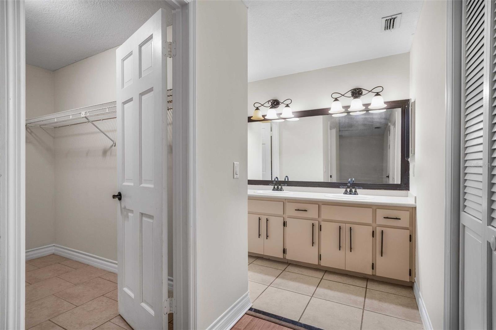 Image 32 of 61 For 981 Foxrun Terrace