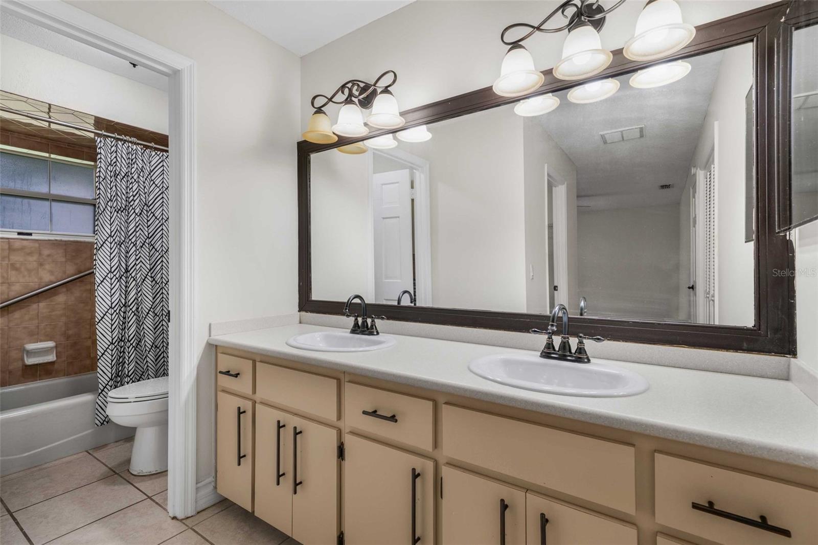 Image 34 of 61 For 981 Foxrun Terrace