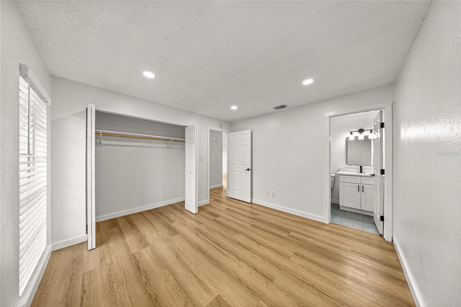 Image 11 of 18 For 5305 28th Lane All Units