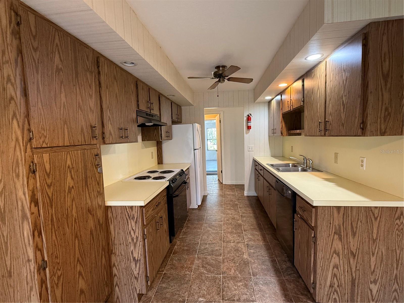 Listing photo id 3 for 9231 197th Circle