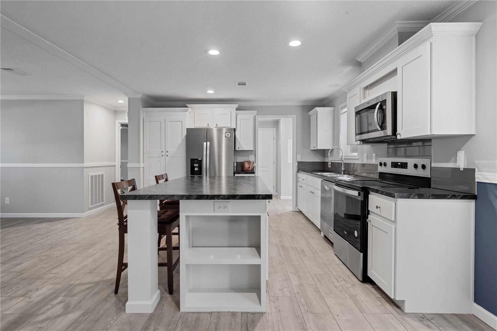 Image 17 of 34 For 7990 121 Street