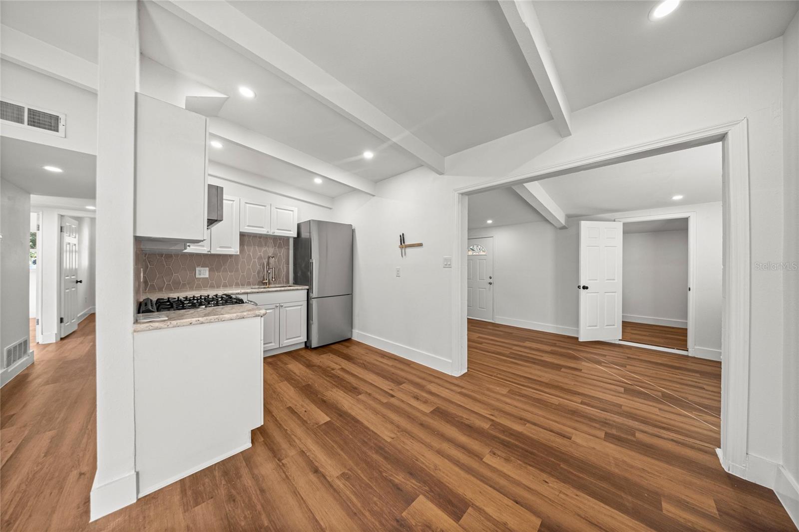 Image 14 of 39 For 2840 Ne 10th Dr