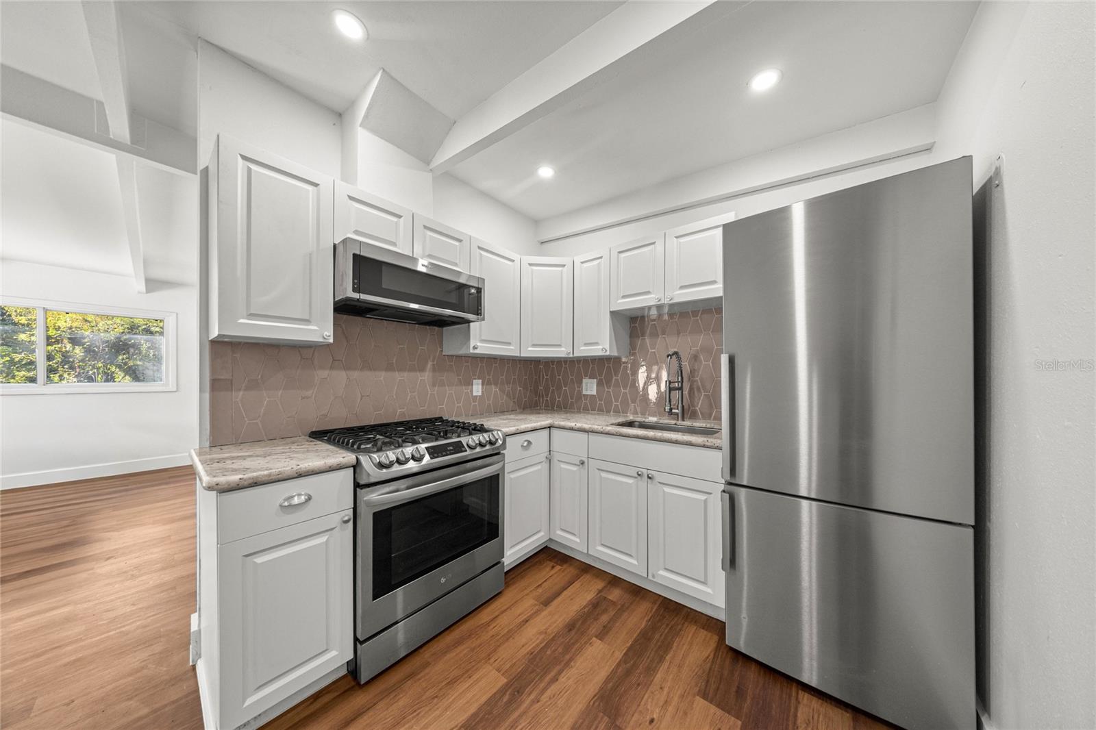 Image 16 of 39 For 2840 Ne 10th Dr