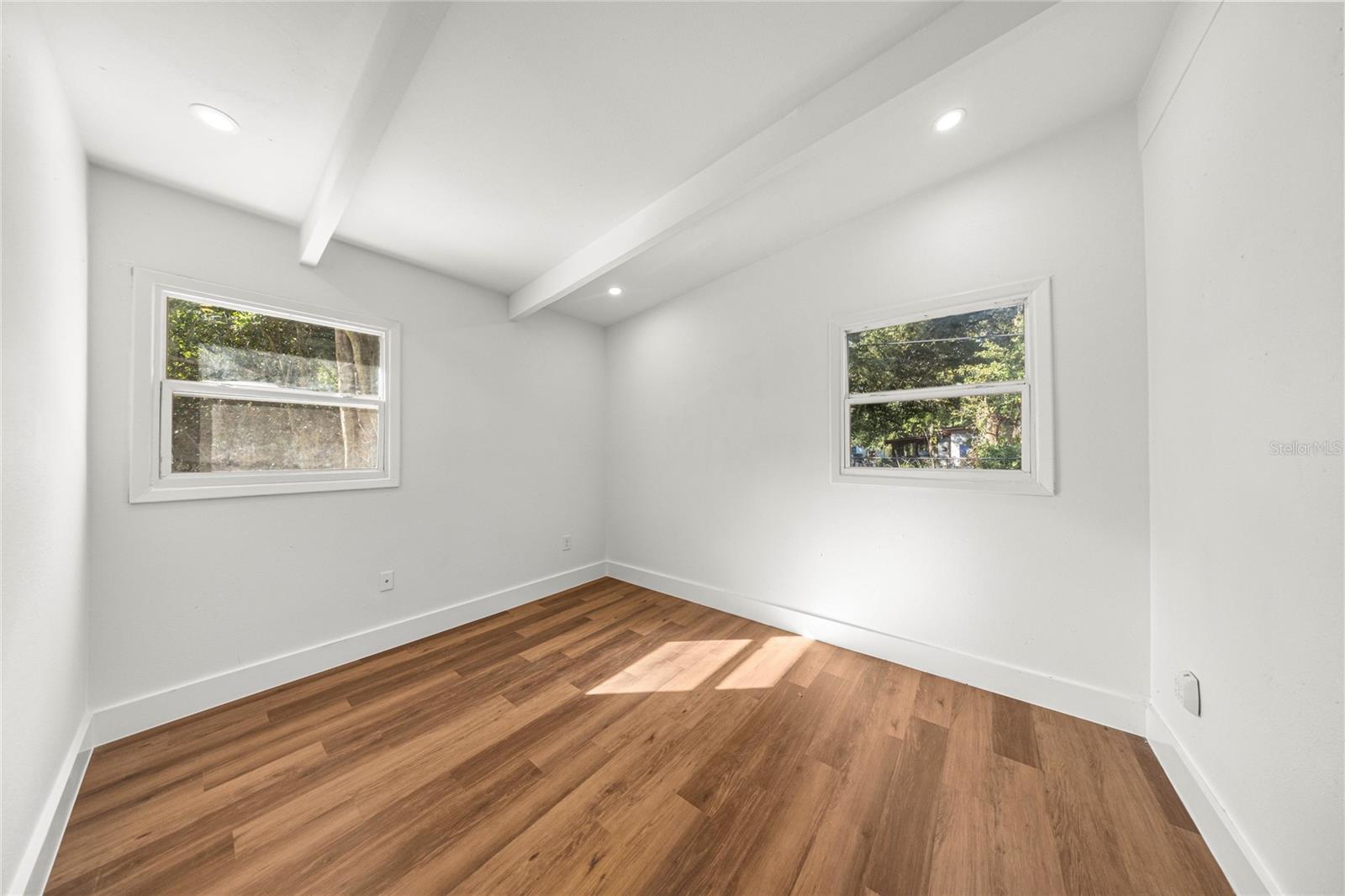 Image 26 of 39 For 2840 Ne 10th Dr