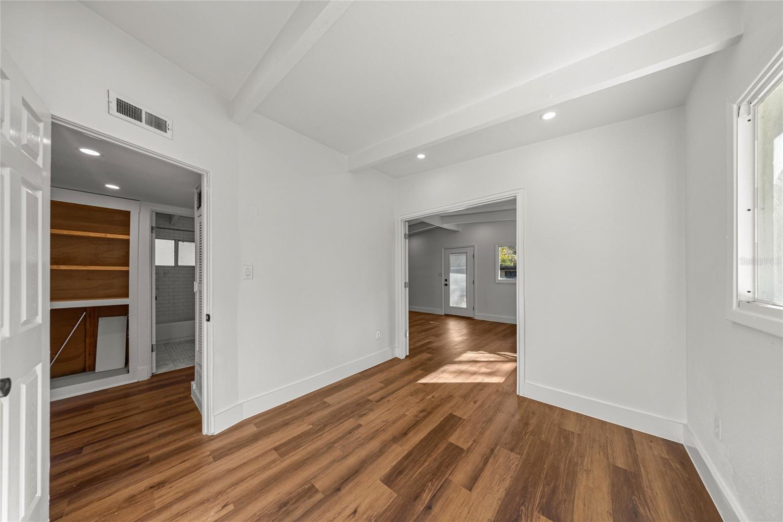 Image 30 of 39 For 2840 Ne 10th Dr