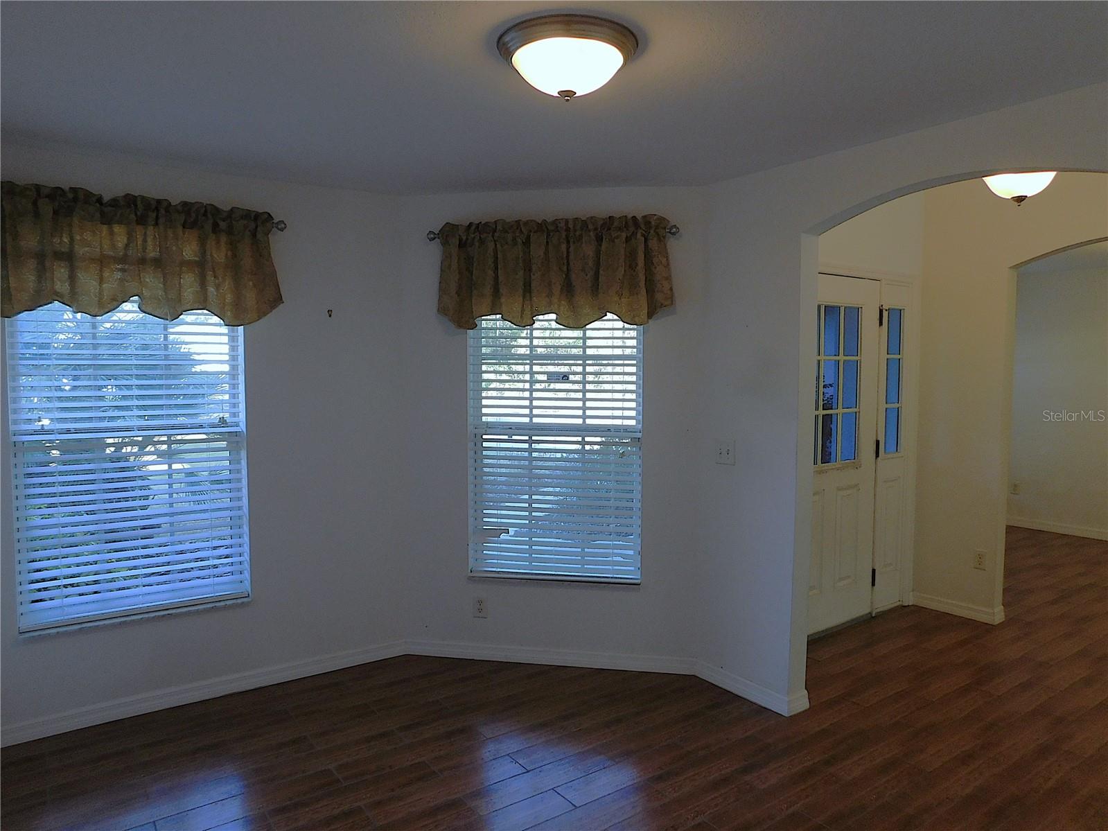 Image 15 of 77 For 10 Malauka Place Trail