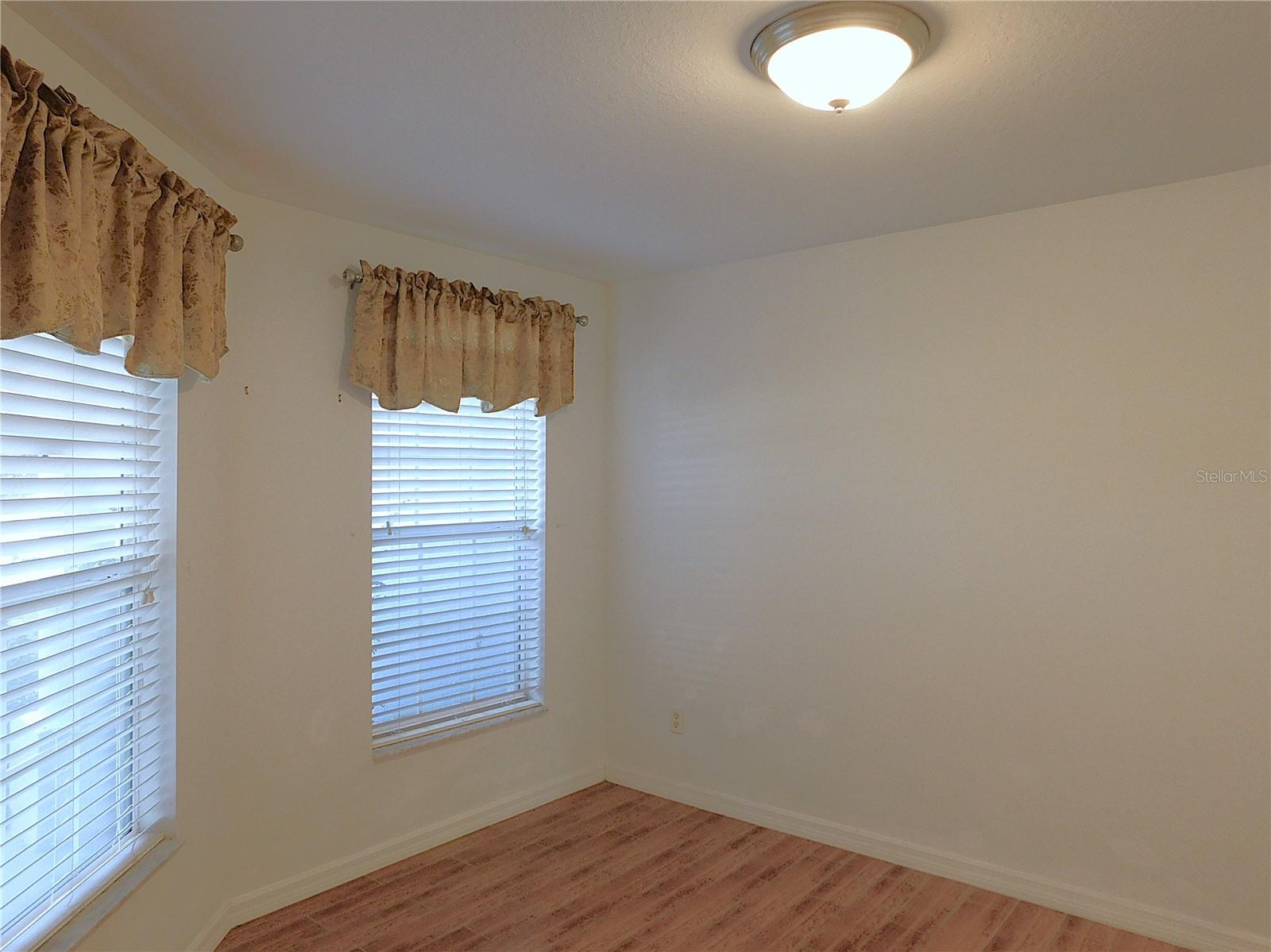 Image 17 of 77 For 10 Malauka Place Trail