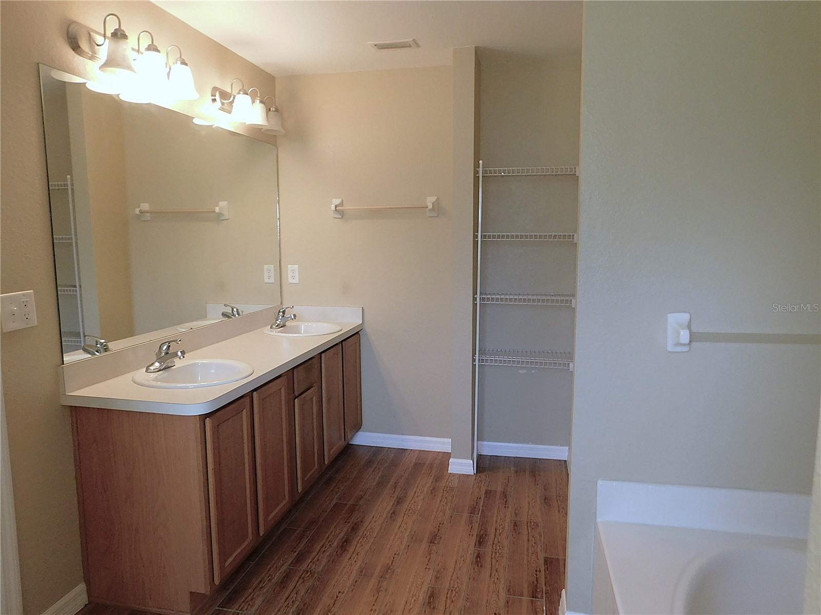 Image 30 of 77 For 10 Malauka Place Trail