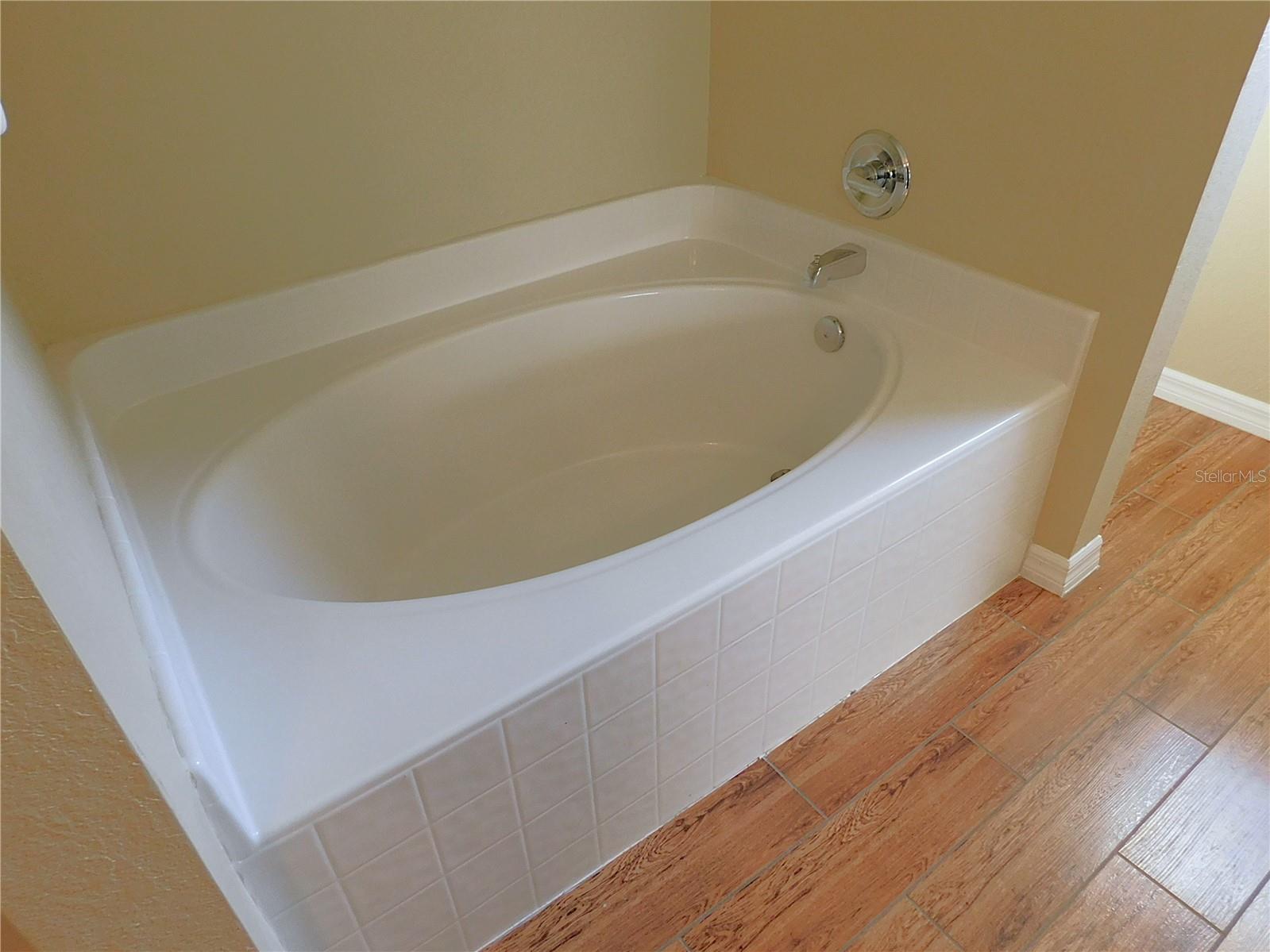 Image 34 of 77 For 10 Malauka Place Trail