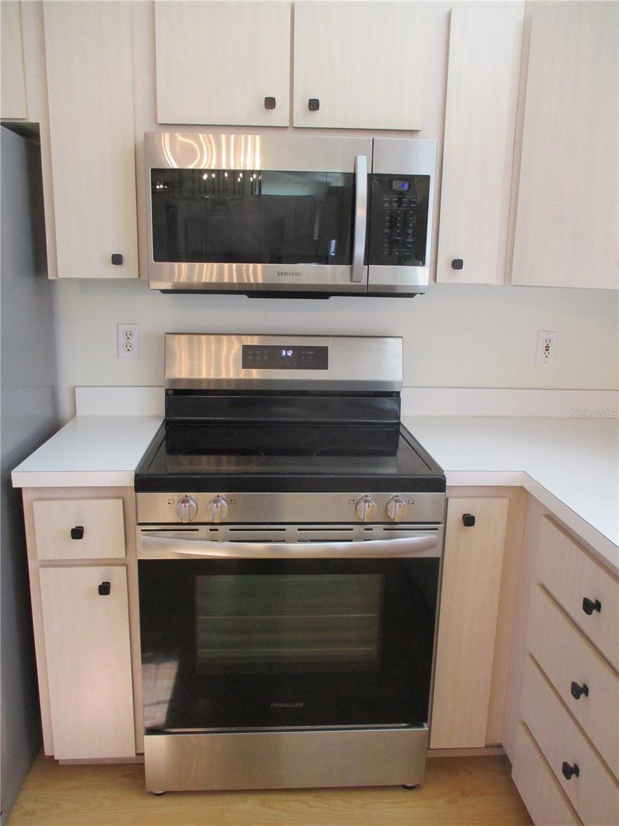 Image 11 of 76 For 11518 136th Place