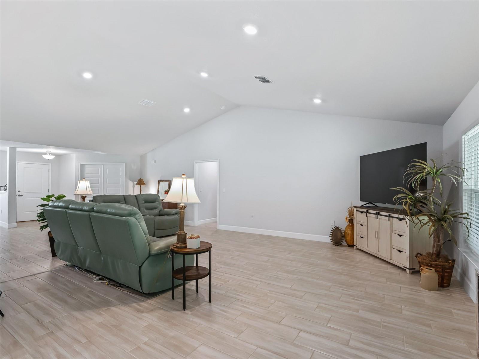 Image 9 of 44 For 40 113th Circle