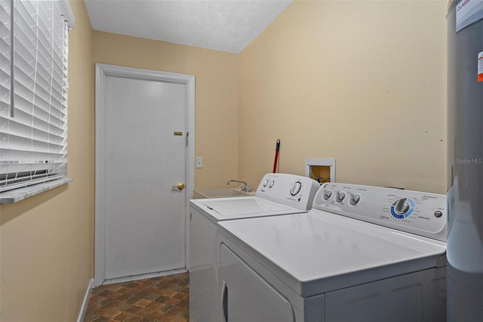 Image 24 of 42 For 27 Beverly Court