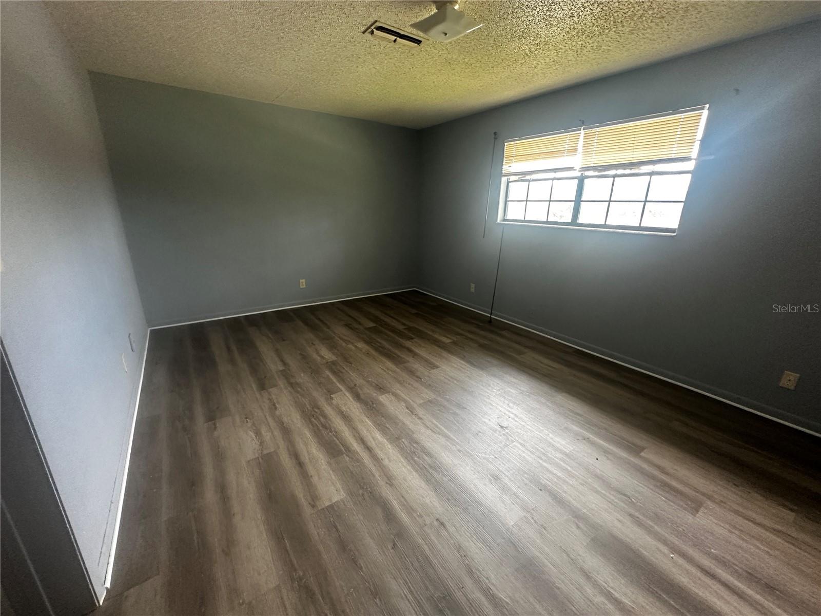 Image 2 of 6 For 2227 Pine Avenue 201