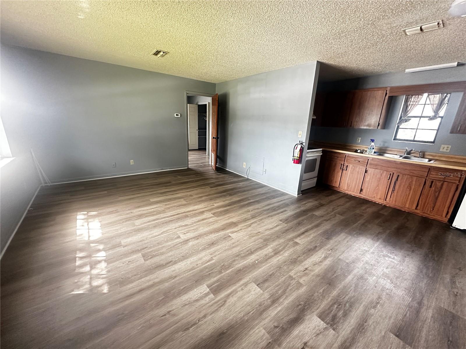 Image 4 of 6 For 2227 Pine Avenue 201