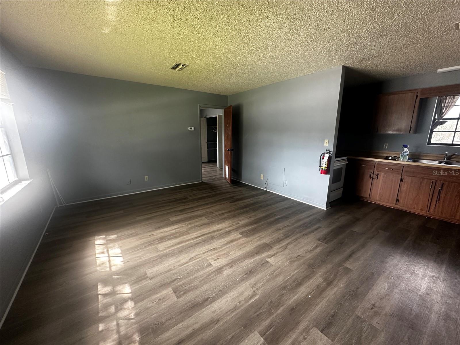 Image 6 of 6 For 2227 Pine Avenue 201