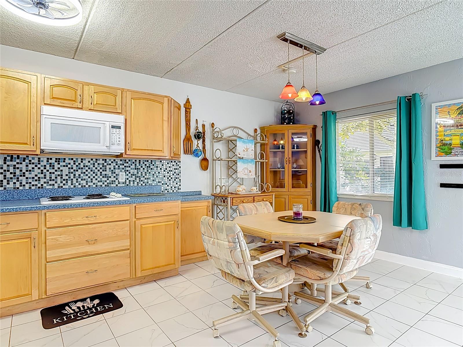 Image 18 of 35 For 400 Oakridge Boulevard 21