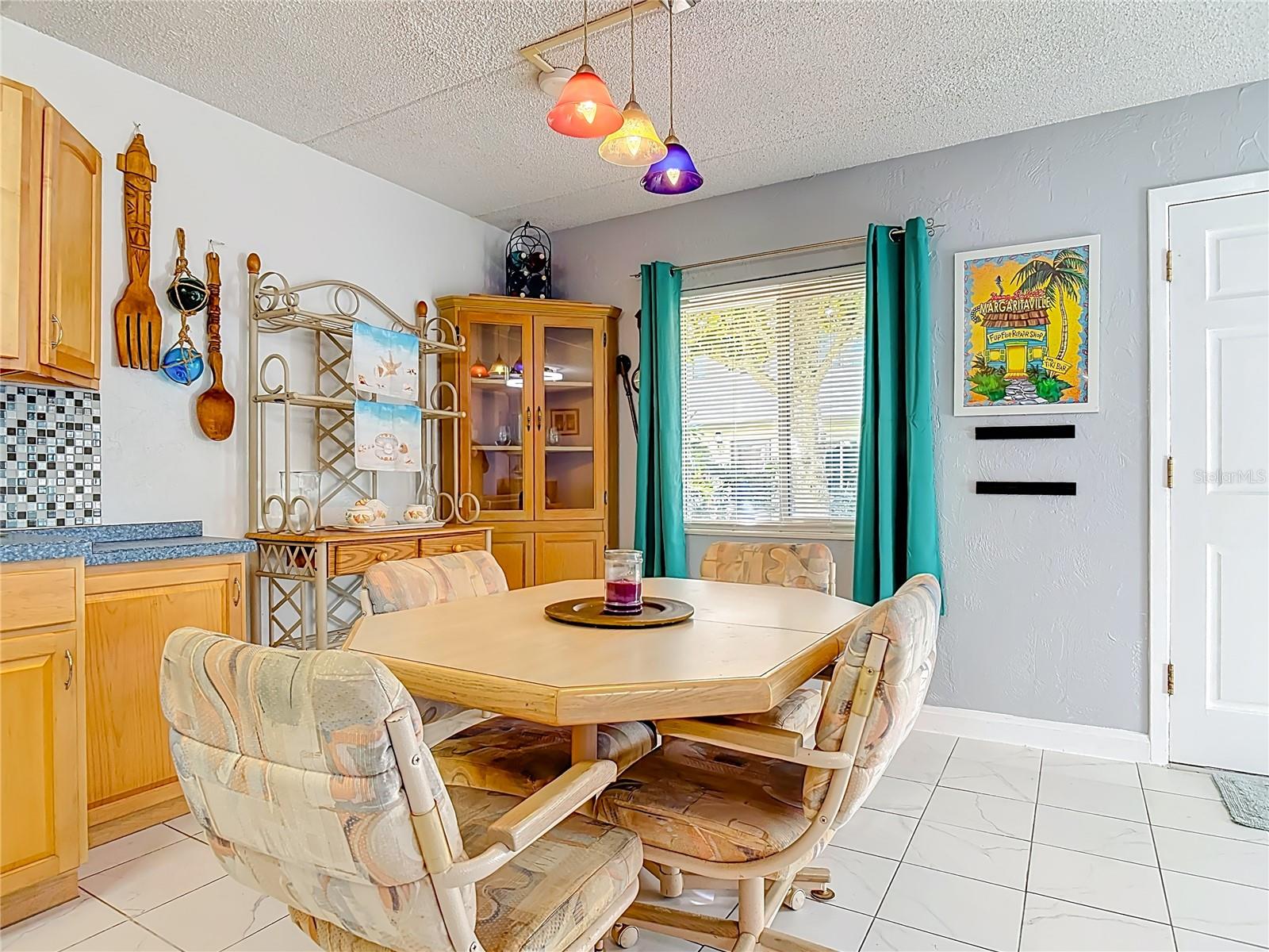 Image 19 of 35 For 400 Oakridge Boulevard 21