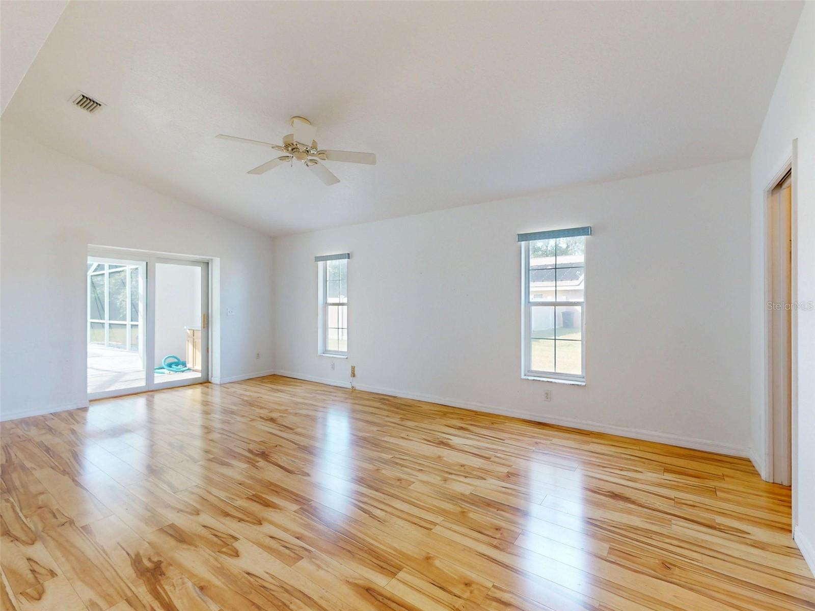 Image 11 of 39 For 7558 103rd Loop