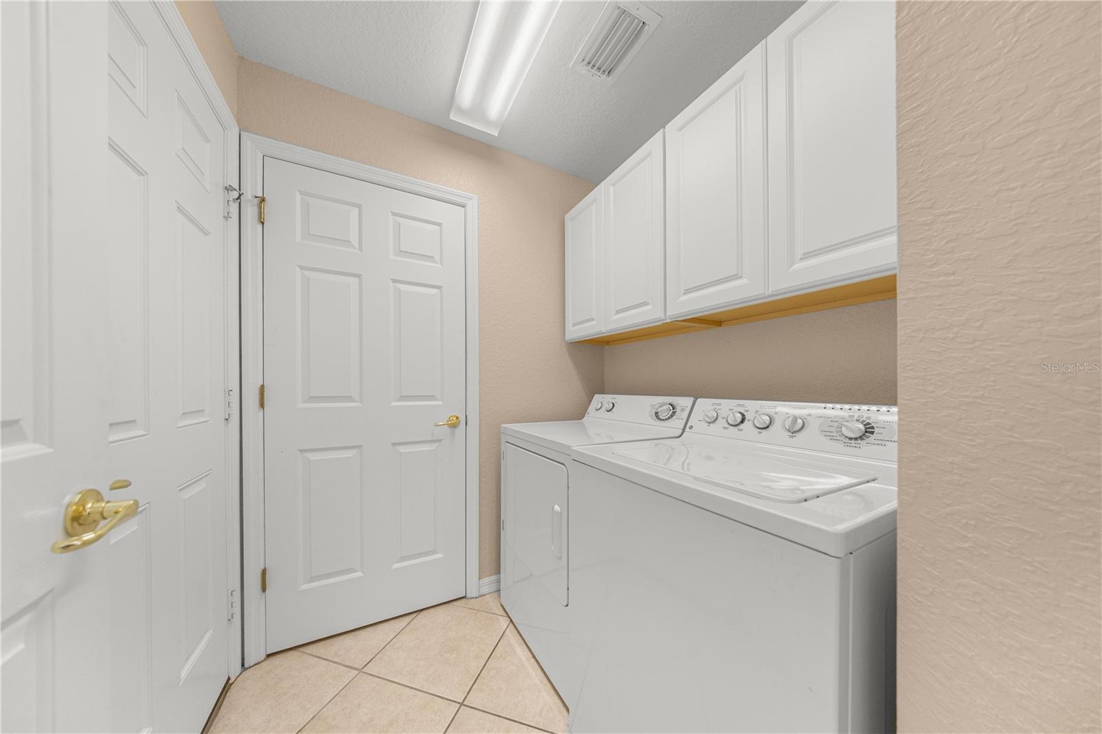 Listing photo id 11 for 9175 118th Loop