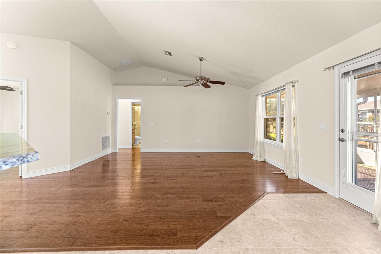 Image 18 of 53 For 4401 62nd Loop