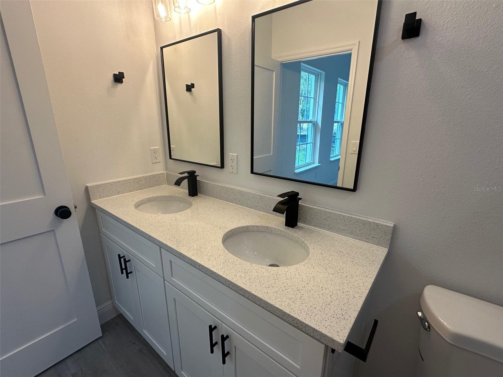 Listing photo id 11 for 2486 Magenta Drive