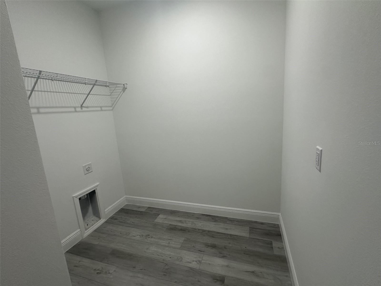 Listing photo id 13 for 2486 Magenta Drive