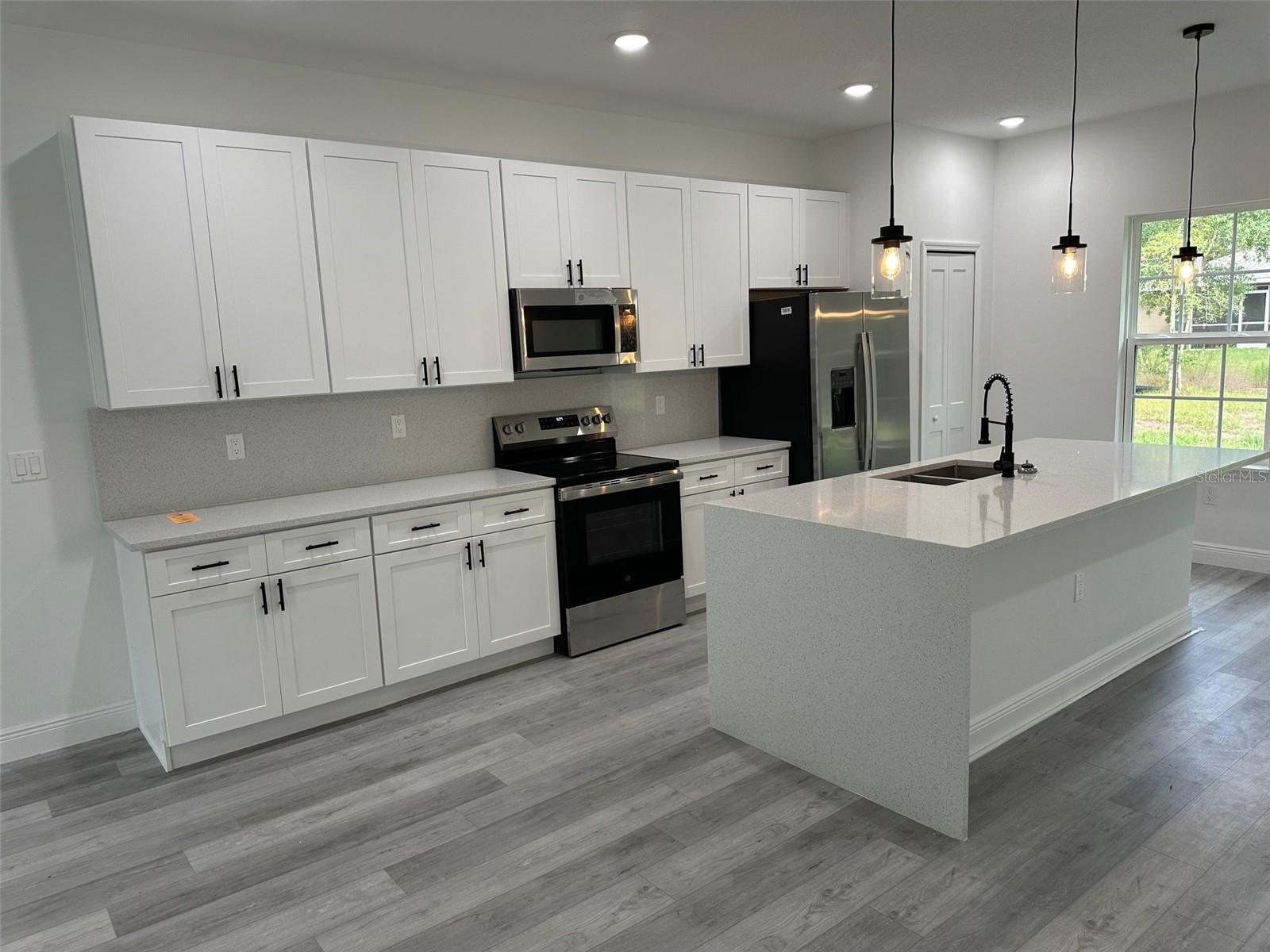 Listing photo id 1 for 2486 Magenta Drive