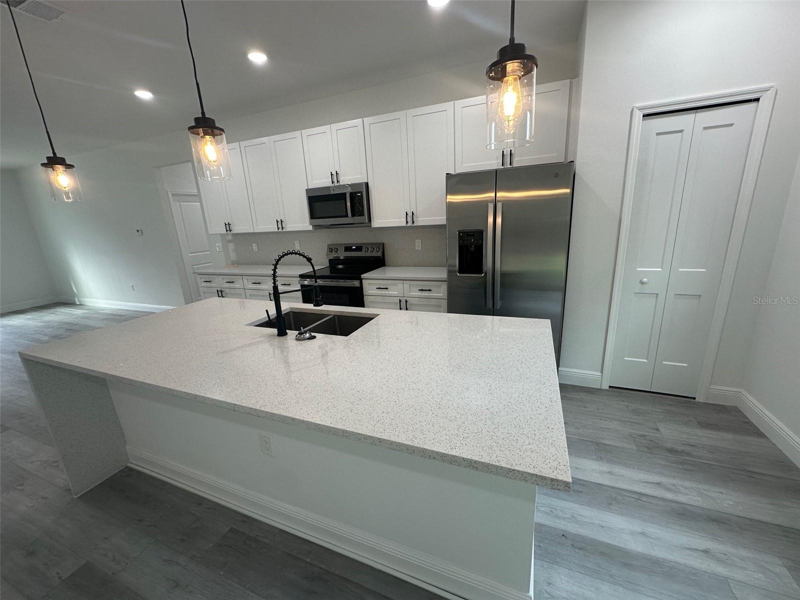 Listing photo id 2 for 2486 Magenta Drive