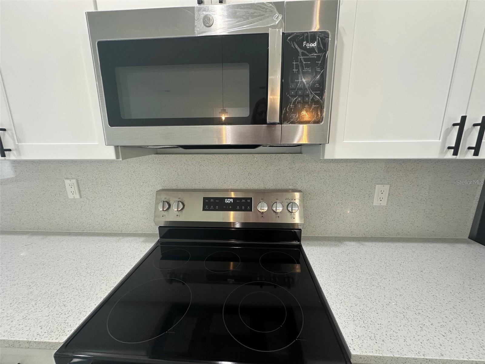 Listing photo id 3 for 2486 Magenta Drive