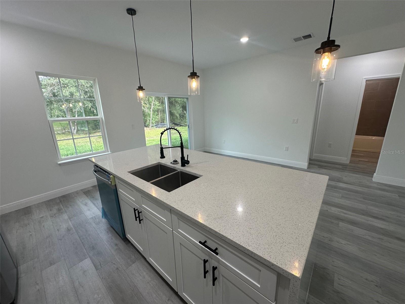 Listing photo id 4 for 2486 Magenta Drive