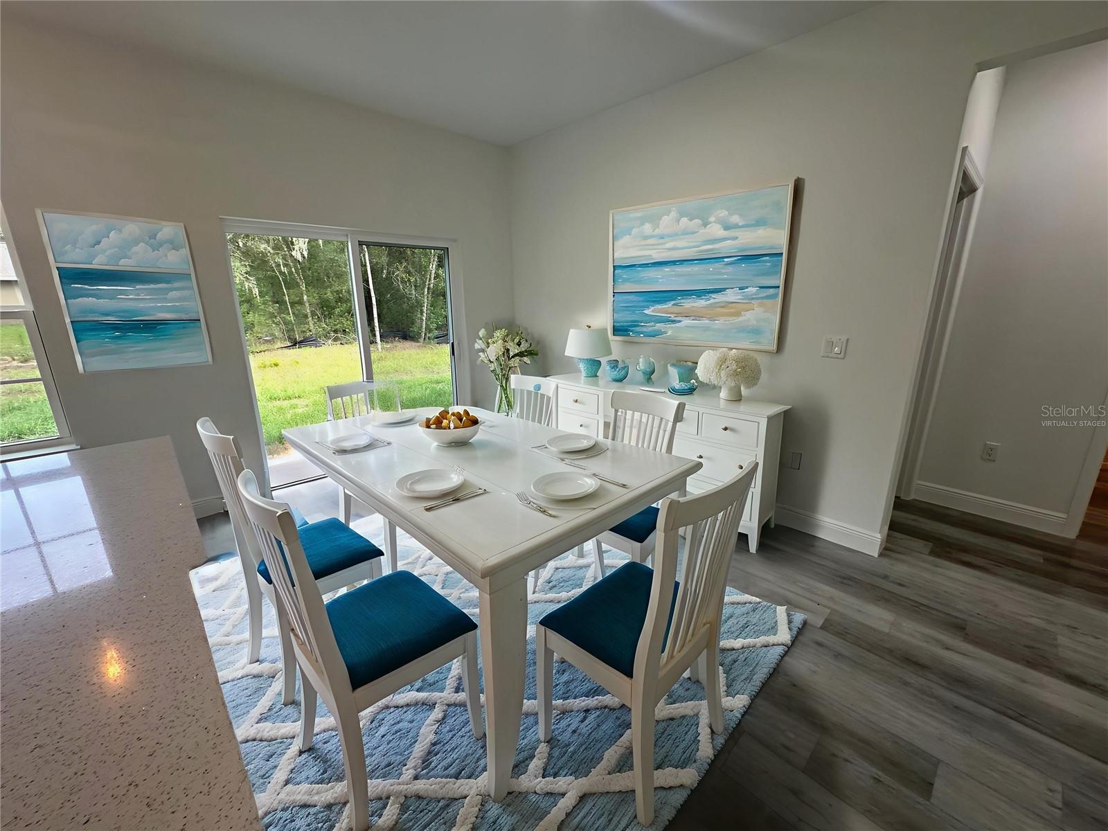 Listing photo id 5 for 2486 Magenta Drive