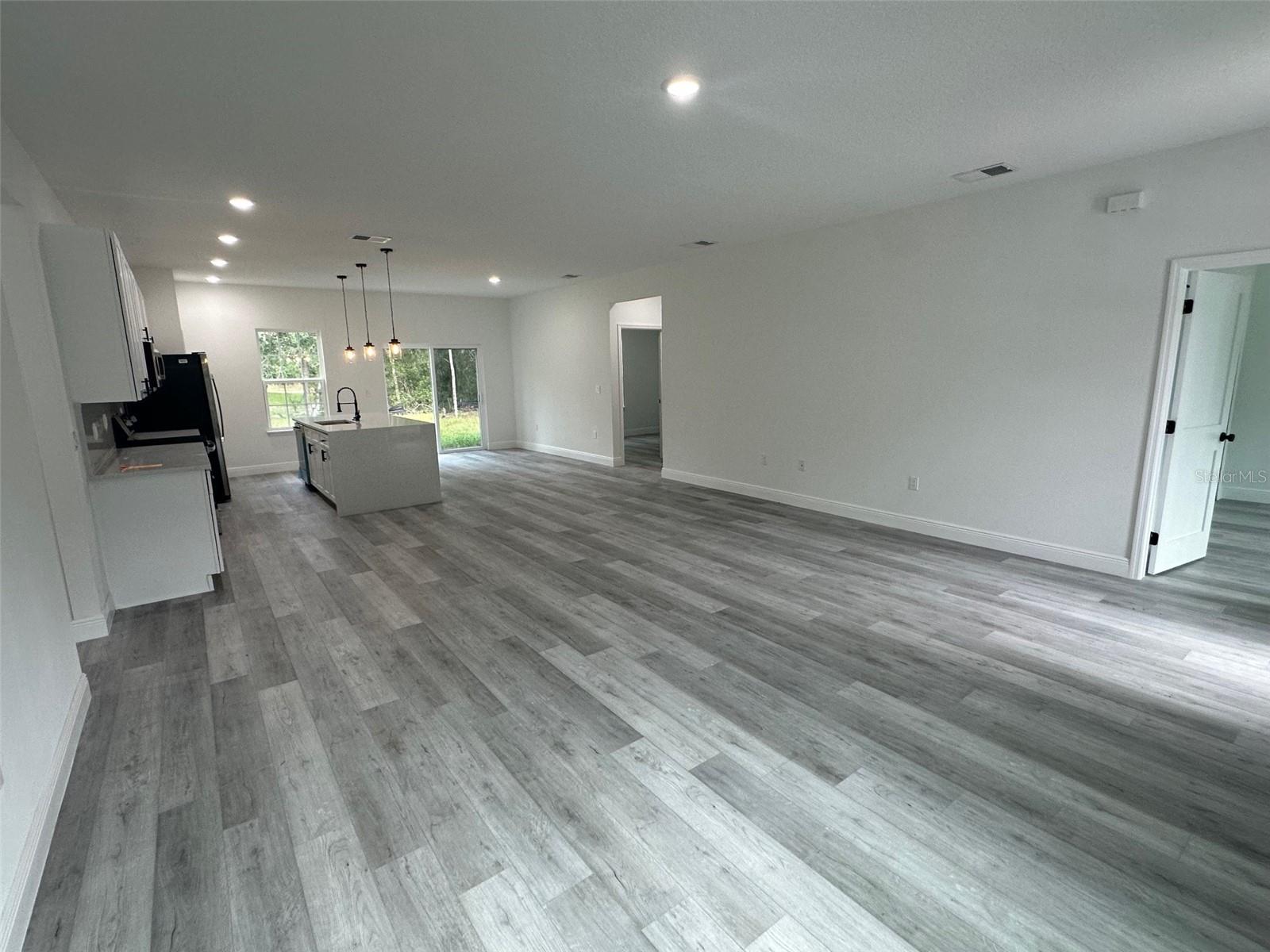 Listing photo id 7 for 2486 Magenta Drive