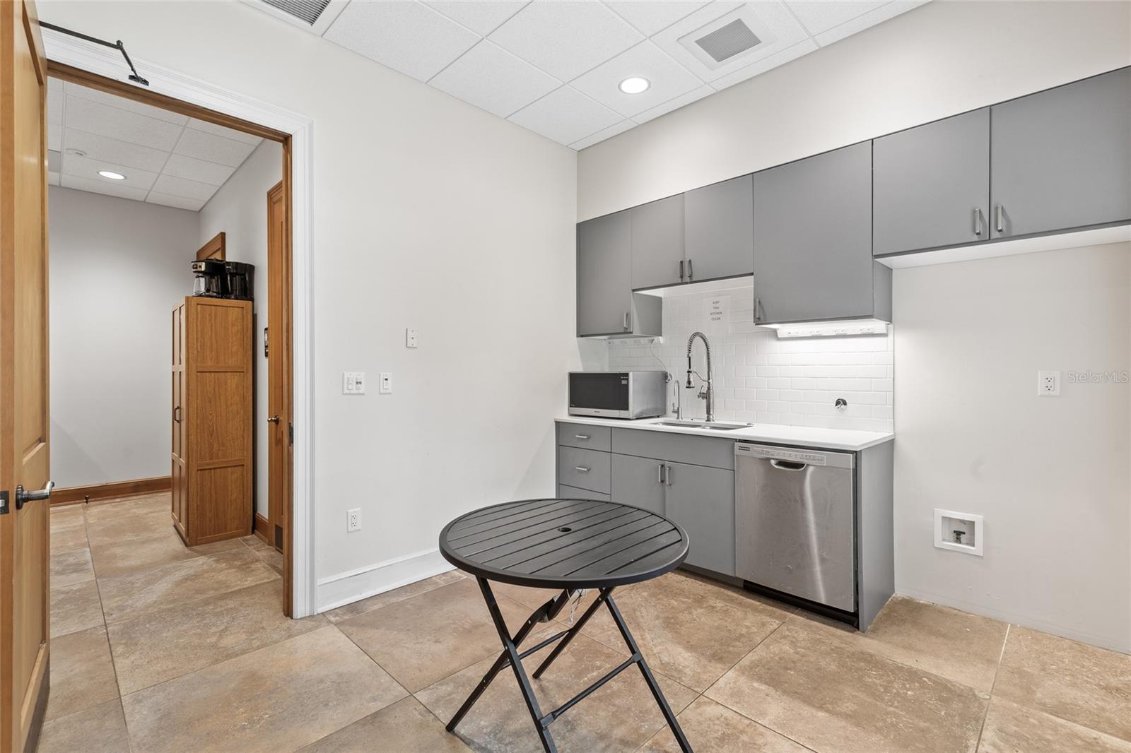 Image 27 of 47 For 130 Clyde Avenue