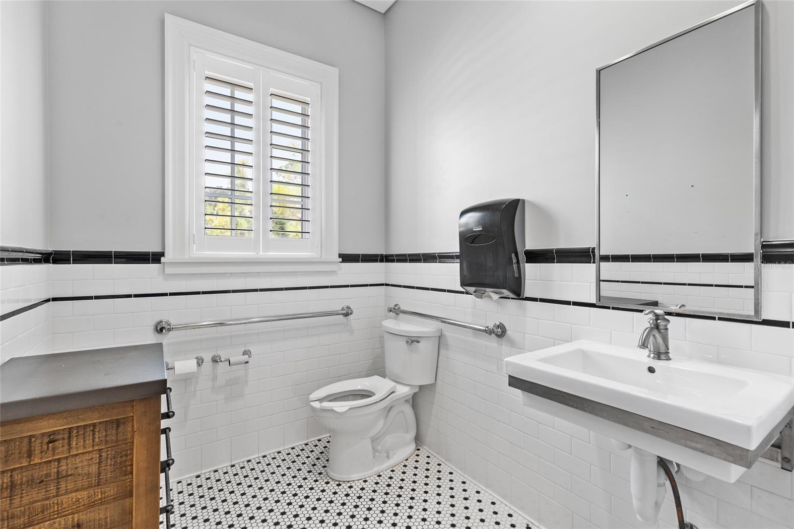 Image 30 of 47 For 130 Clyde Avenue