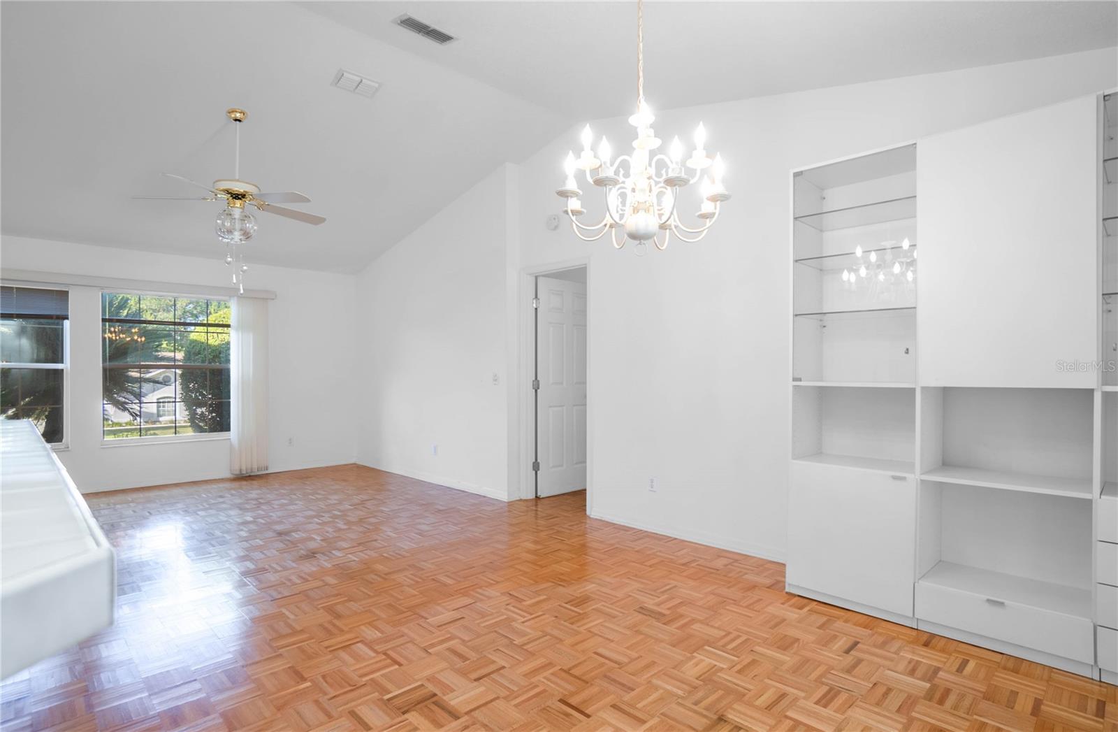 Listing photo id 8 for 833 Lafayette Way