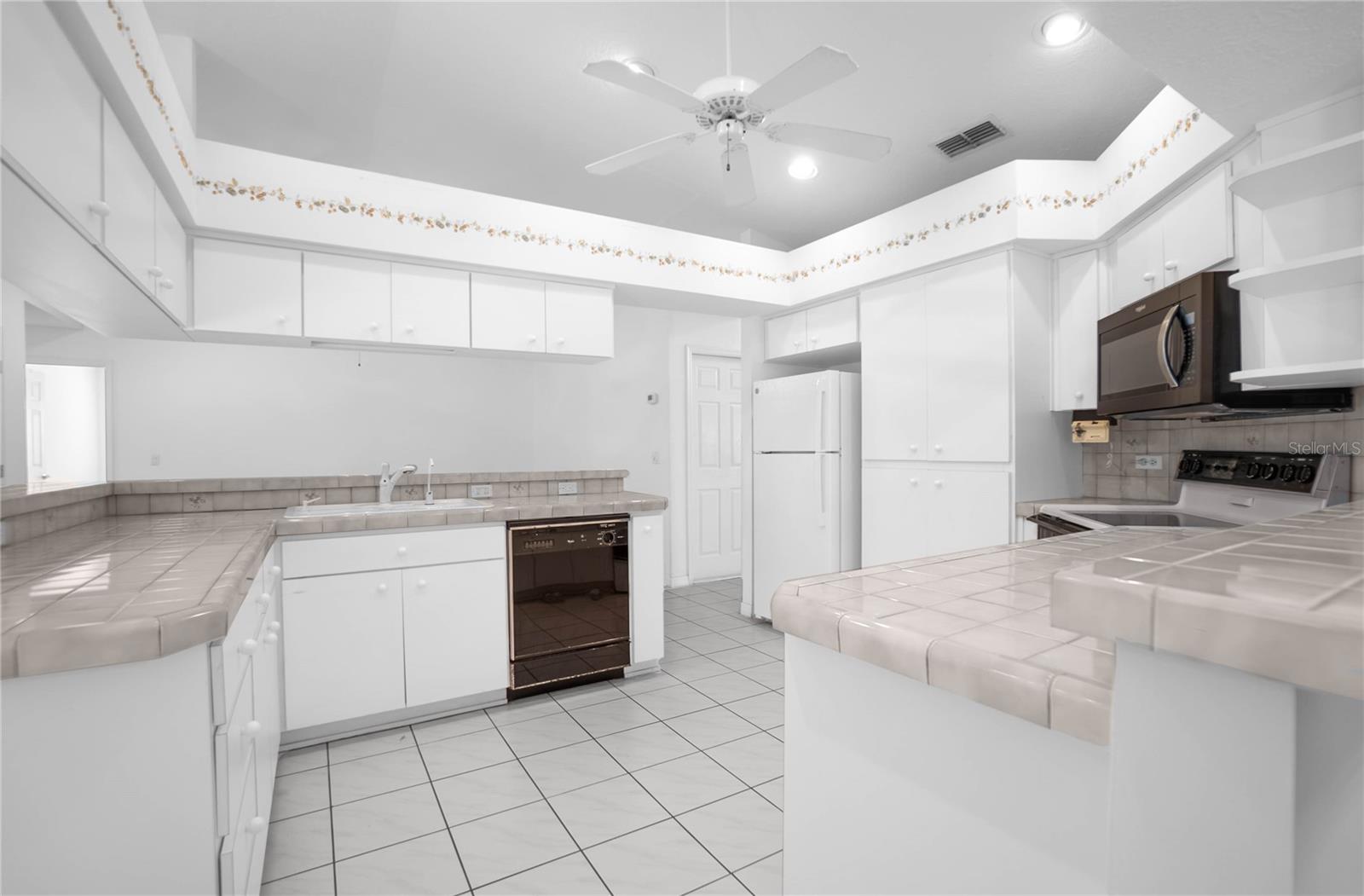 Listing photo id 9 for 833 Lafayette Way